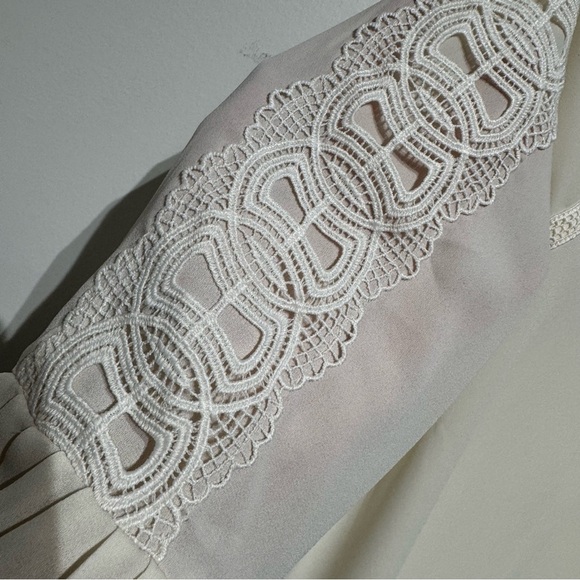 Banana Republic Factory Cream 3/4 Sleeve Lace Detail Blouse. Size Medium - Picture 4 of 8